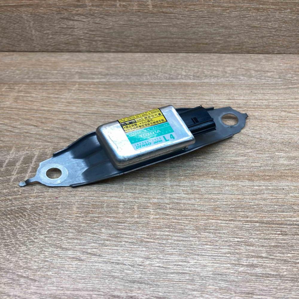 89834 47020 187900 0922 L4 Airbag deployment crash/impact sensor Toyota Prius (X