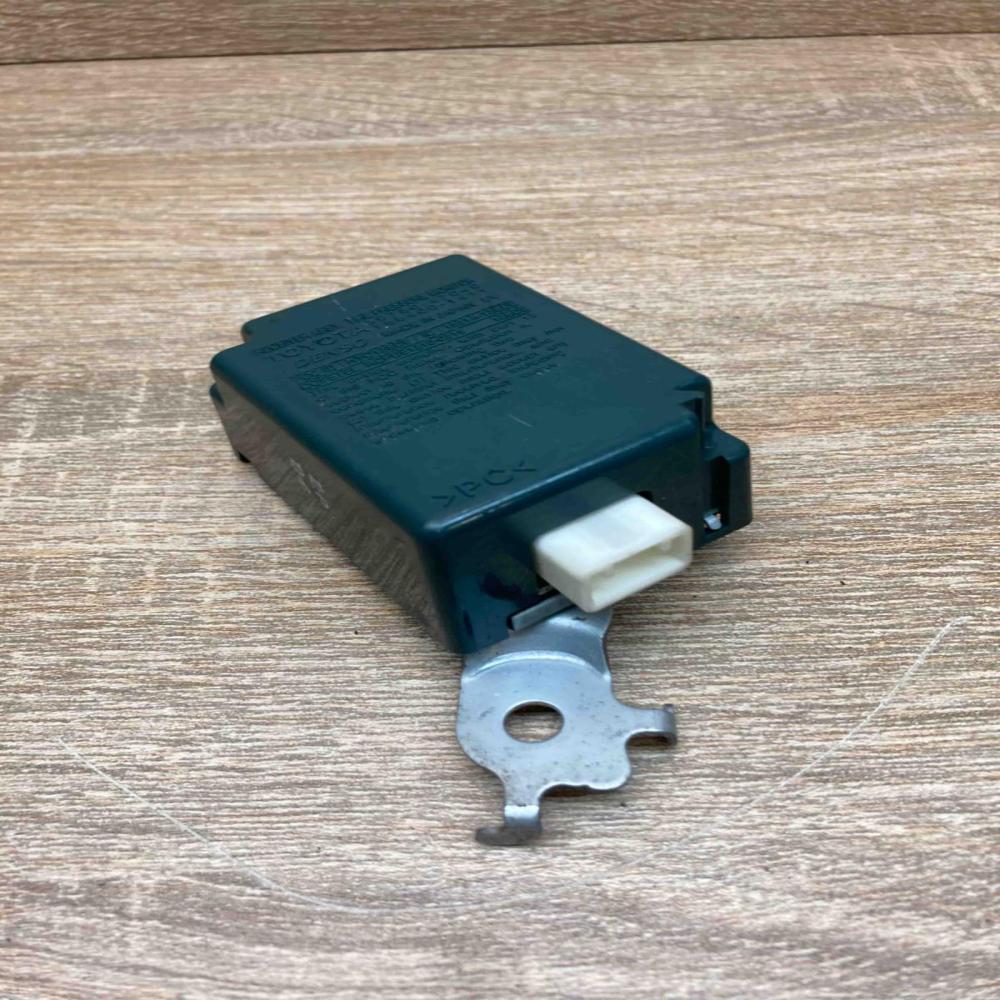89760 47040 158400 1411  Tire pressure control unit Toyota Prius+ (ZVW40)