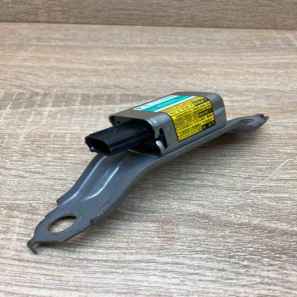 89834 47020 1879010 0921 L4 Airbag deployment crash/impact sensor Toyota Prius (