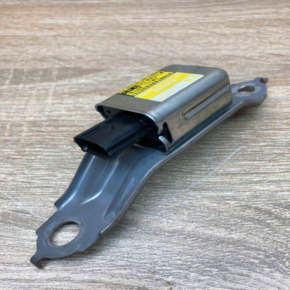89833 47030 167900 0912 R4 Airbag deployment crash/impact sensor Toyota Prius (X