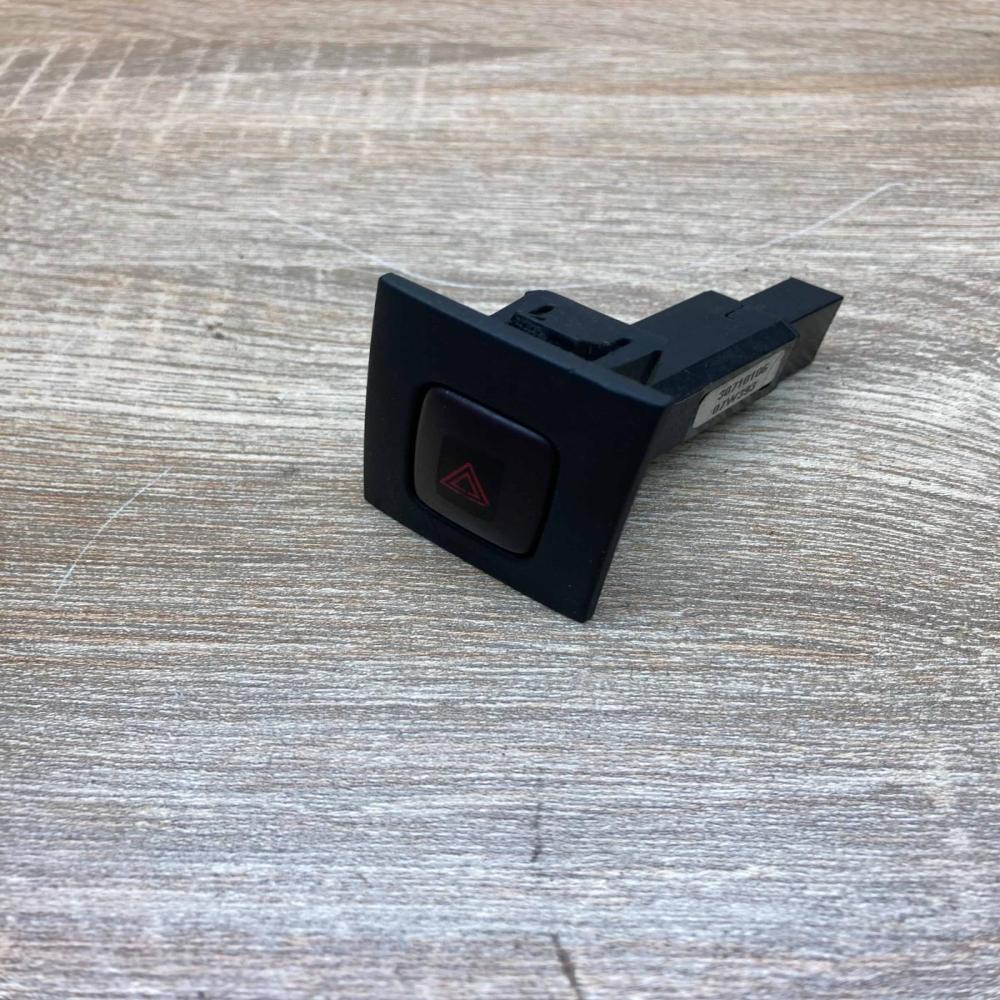 30710106   Hazard light switch Volvo V70