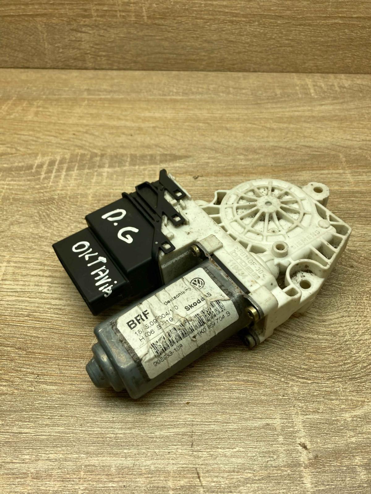 1K0959704B 995933 109 BRF Rear door window regulator motor Volkswagen Touran I