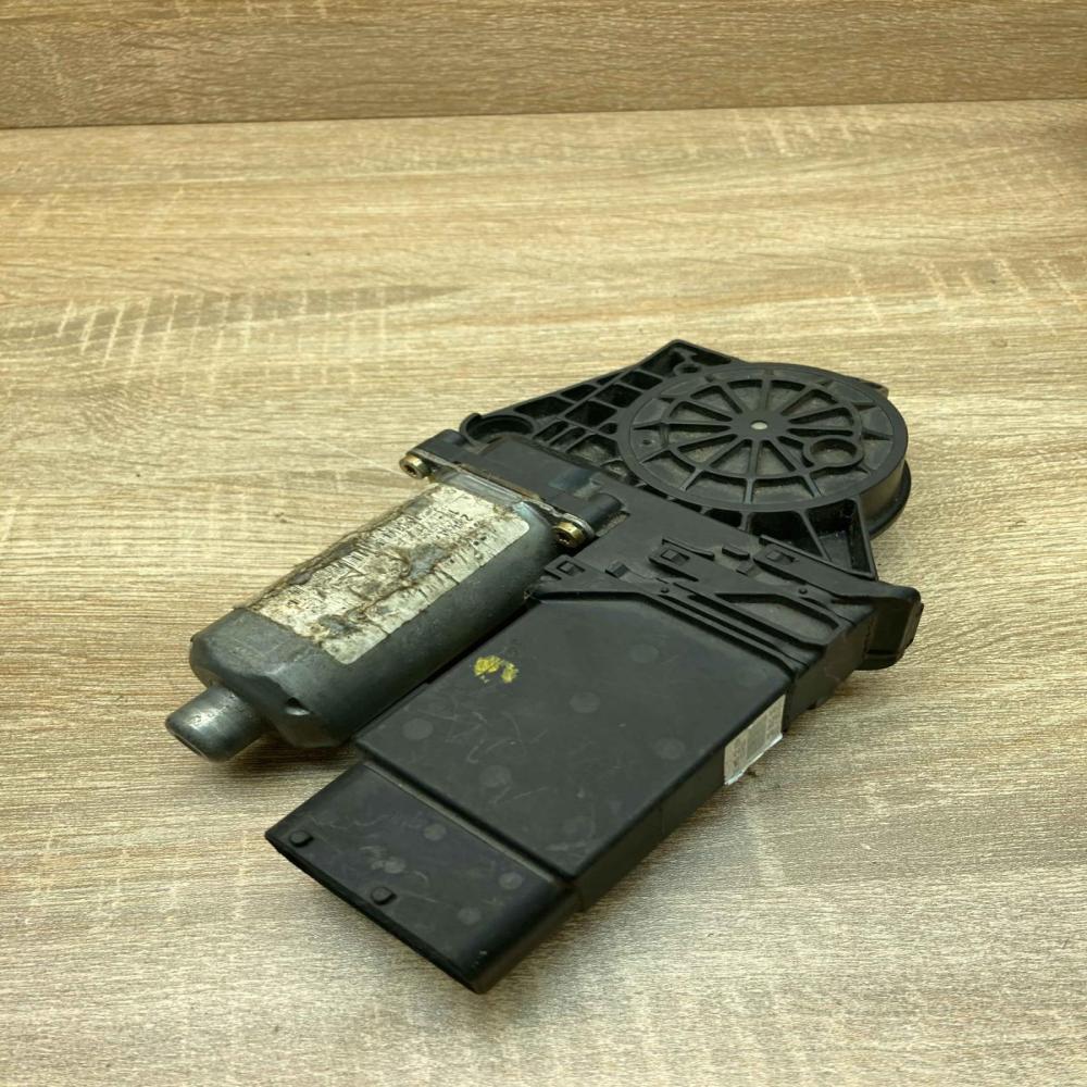 0130821695 119108 100  Front door window regulator motor Volkswagen PASSAT B5.5