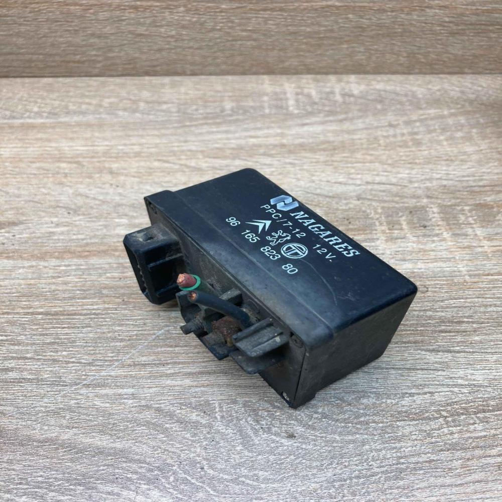 96165823   Glow plug pre-heat relay Citroen Saxo