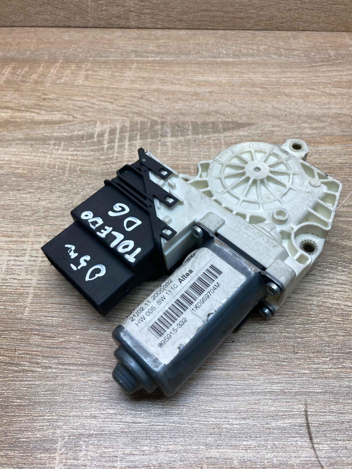 1K0959704M   Rear door window regulator motor Seat Toledo II (1M)