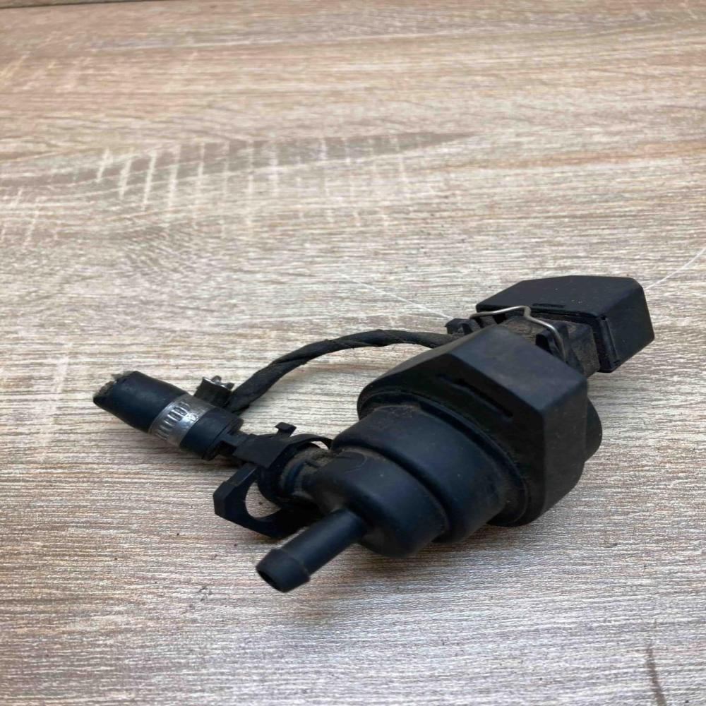 1748875 02592 030  Valve vacuum BMW 7 E38