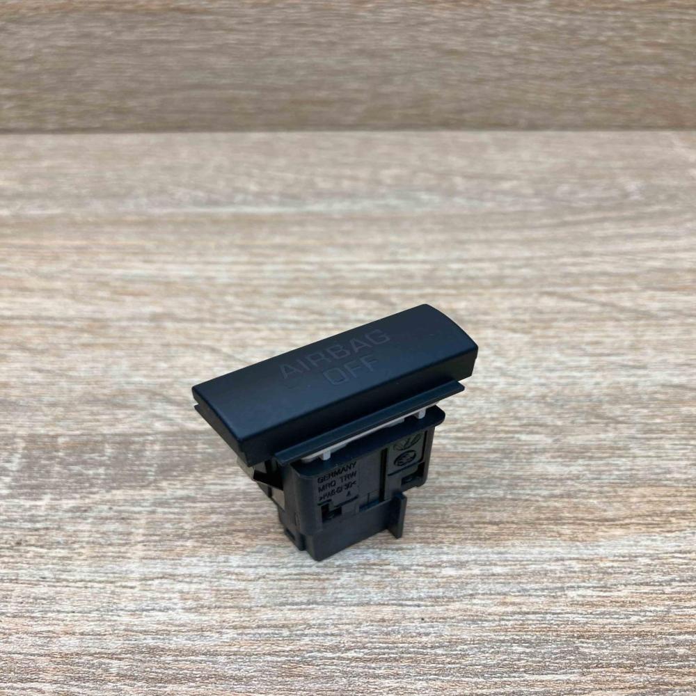 1Z0919235B   Passenger airbag on/off switch Skoda Octavia Mk2 (1Z)