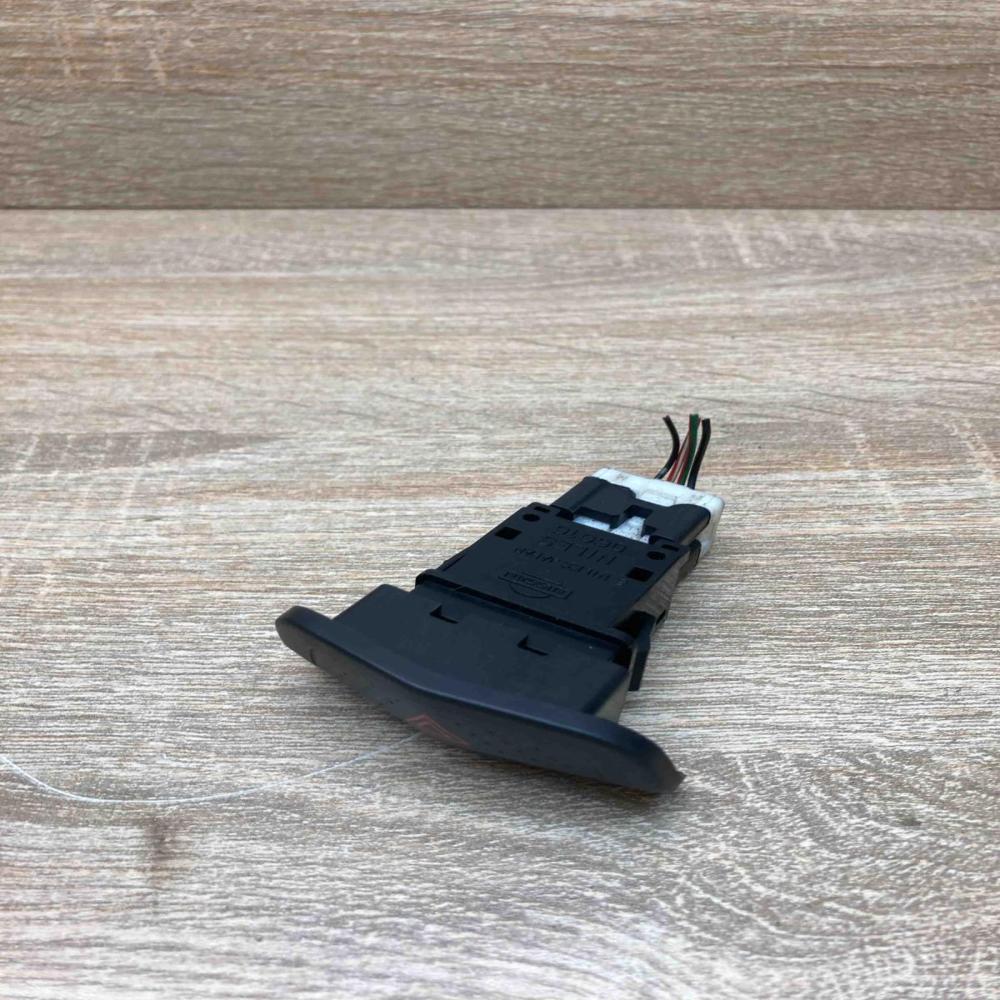 06016  With Plug Hazard light switch Nissan Almera Tino