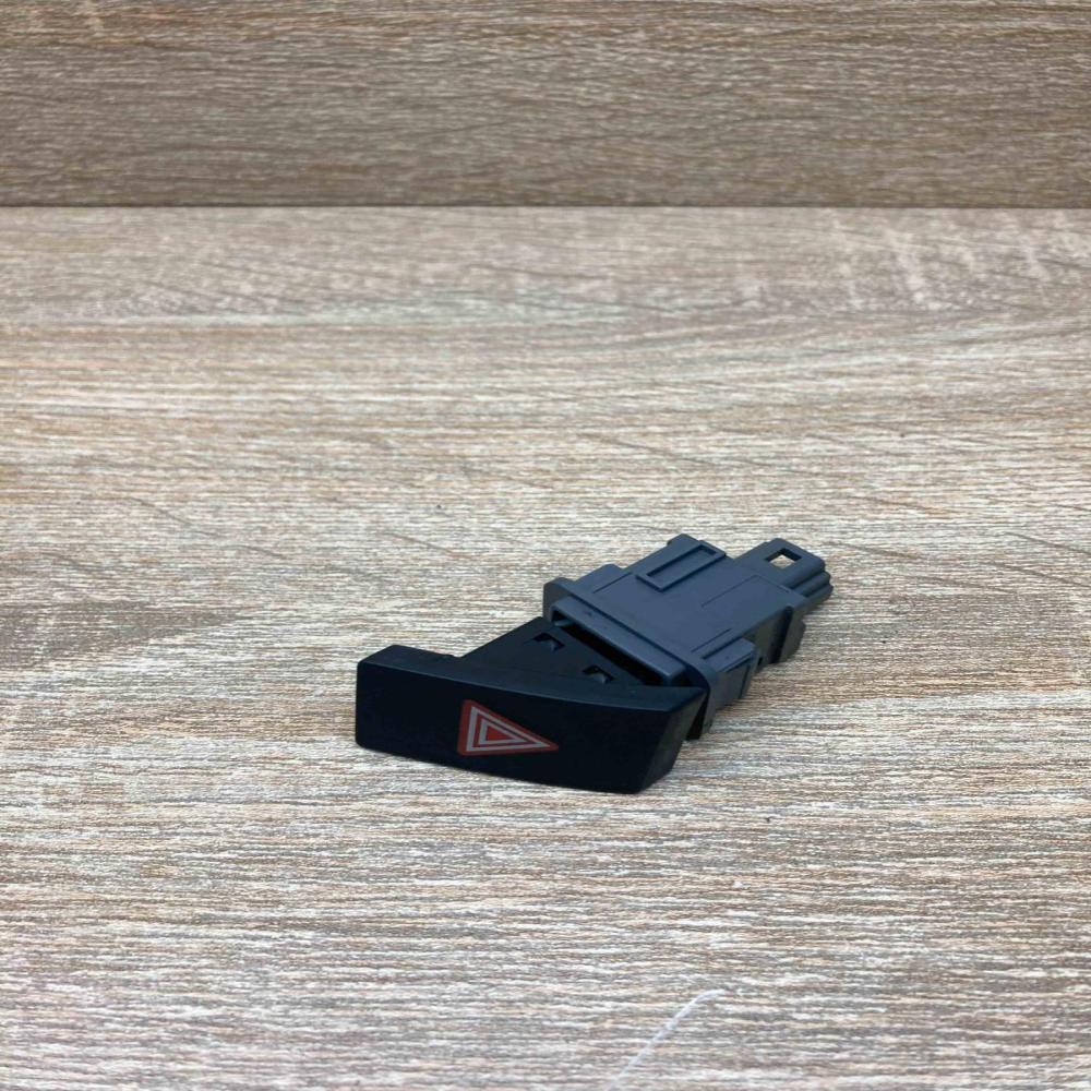 1M8D   Hazard light switch Volkswagen Polo IV 9N3