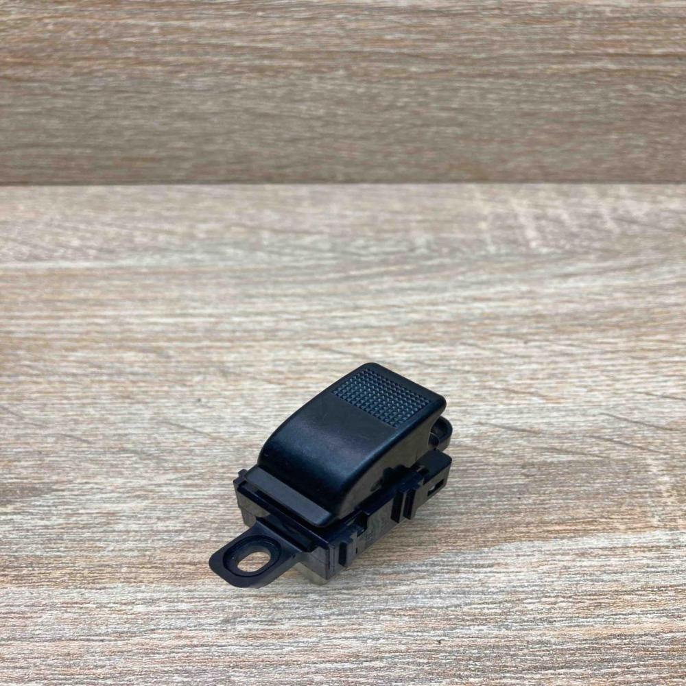 358 3F30   Electric window control switch Mazda 5