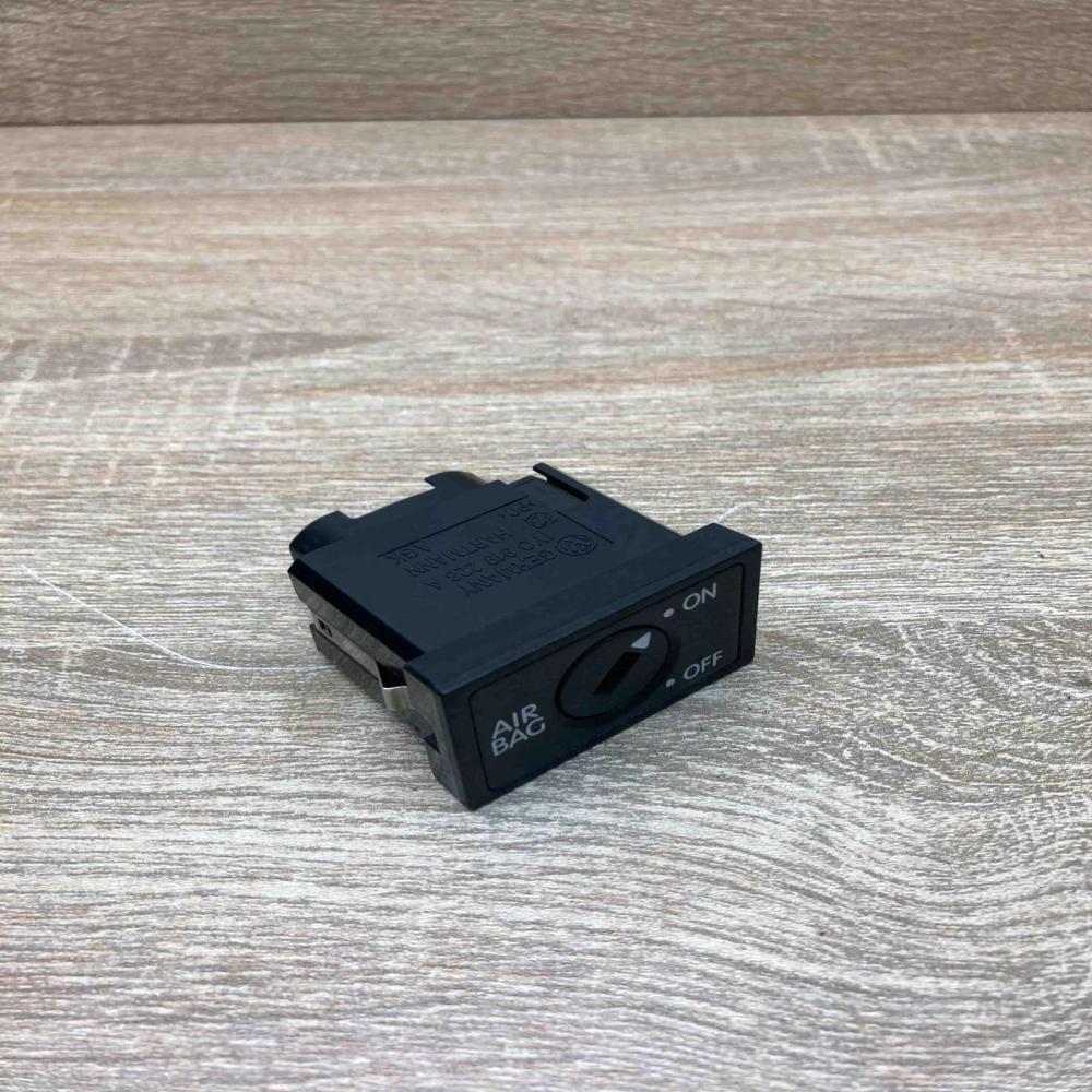 1Y0919228A   Passenger airbag on/off switch Volkswagen Touran I