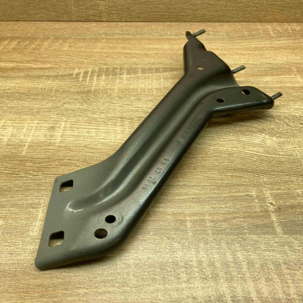 8R0821135   Fender mounting bracket Audi Q5 SQ5