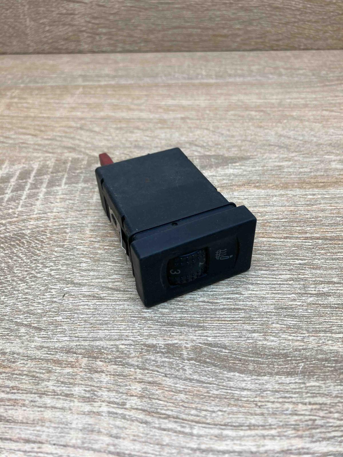 3B0963563D   Seat heating switch Volkswagen Golf IV