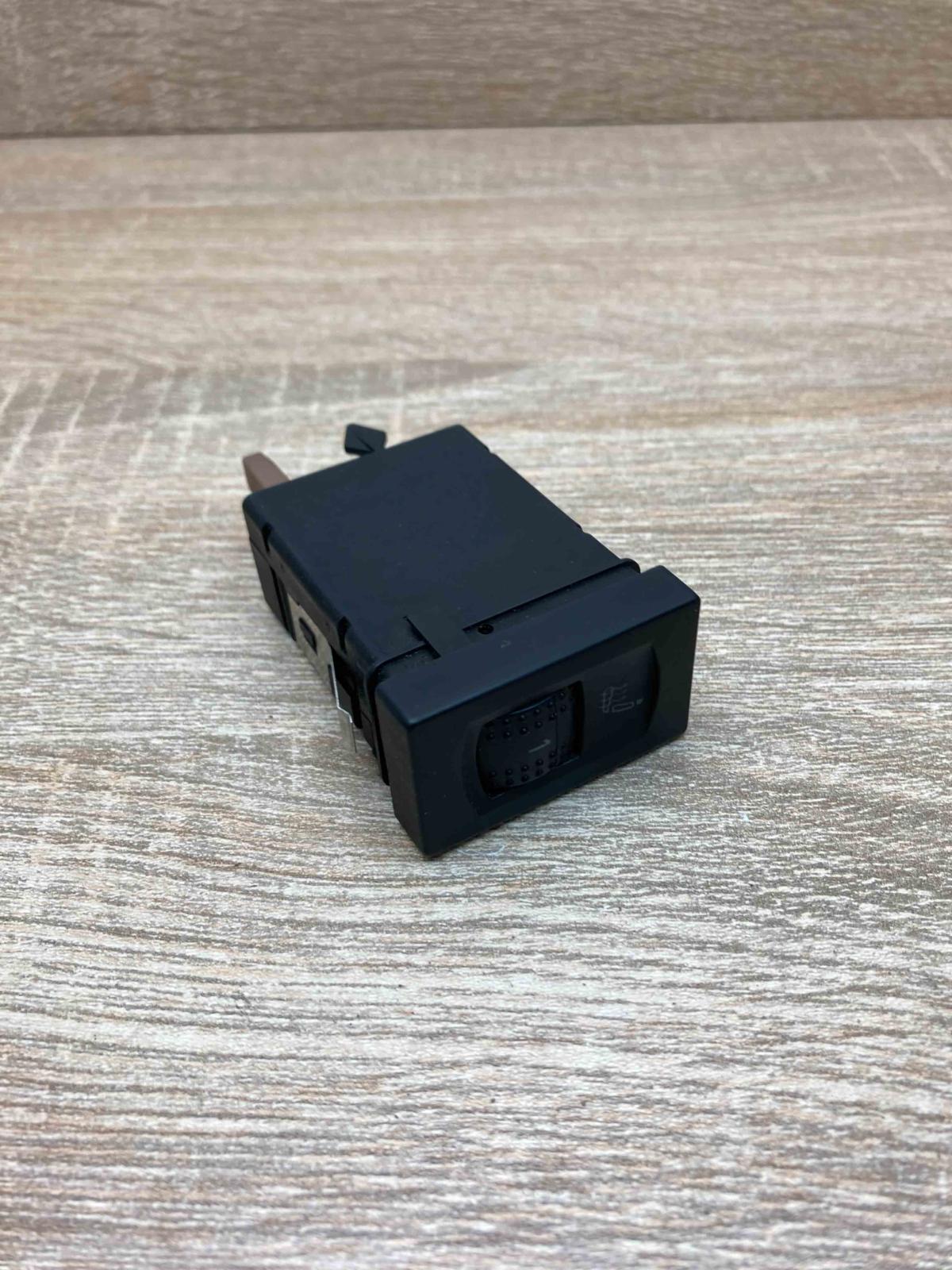 3B0963564C   Seat heating switch Volkswagen PASSAT B5