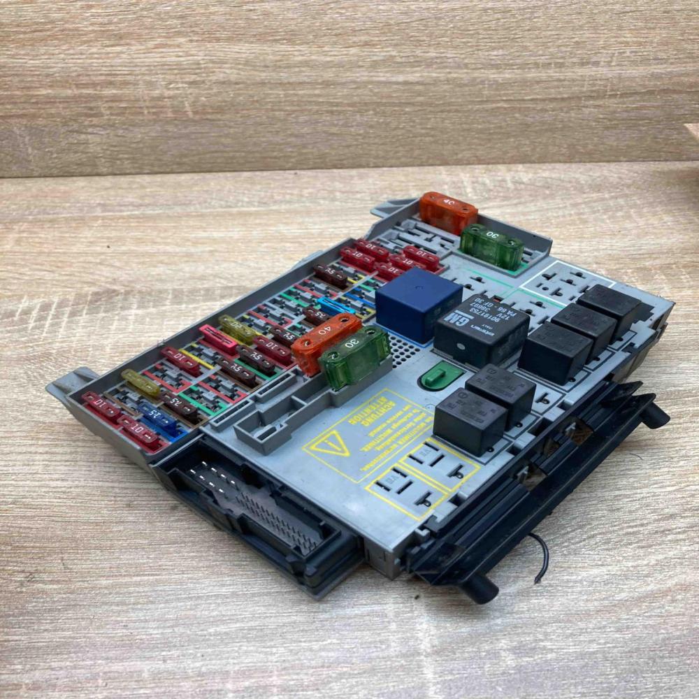 90589965  No plug socket Fuse module Opel Zafira A