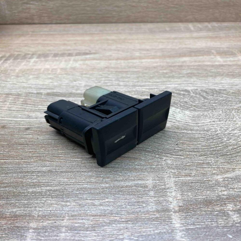1S7T 19 B514 AA   Tailgate/trunk/boot open switch Ford Mondeo Mk III