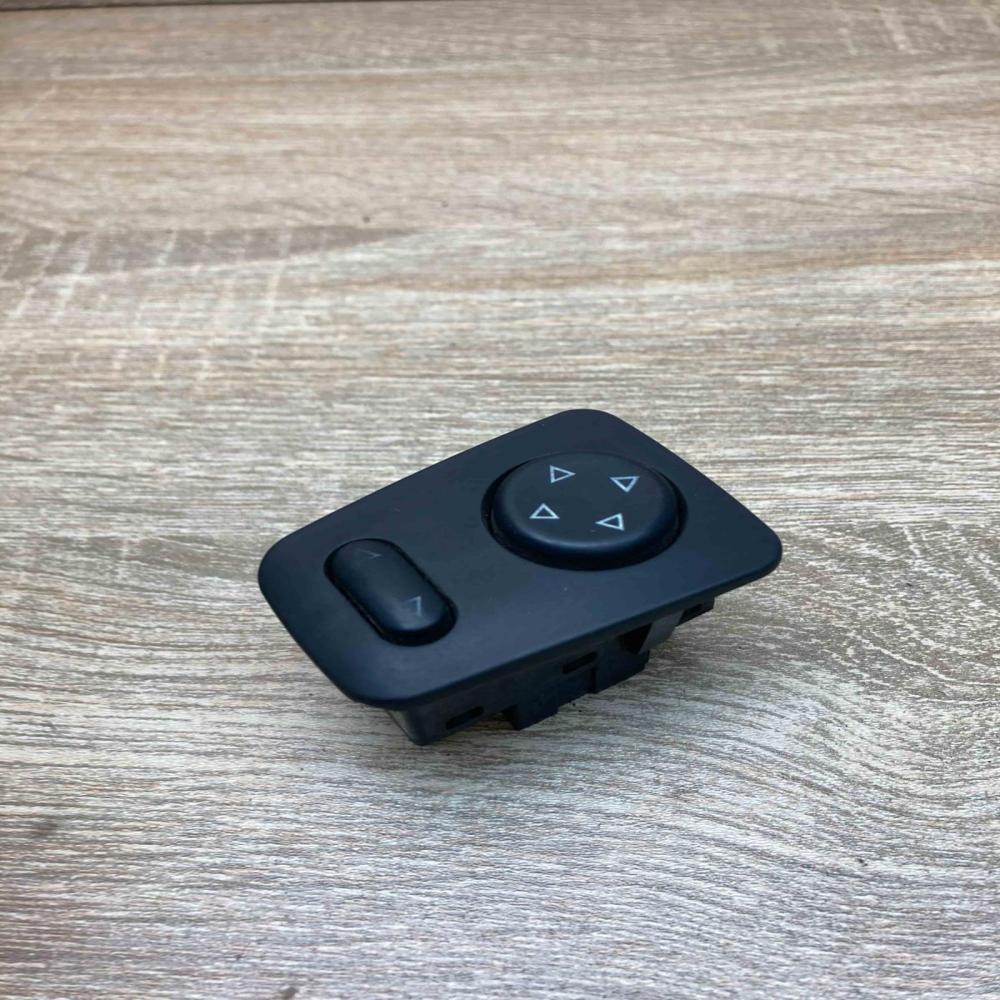 Kirsten Mirror Switch   Wing mirror switch Peugeot 307