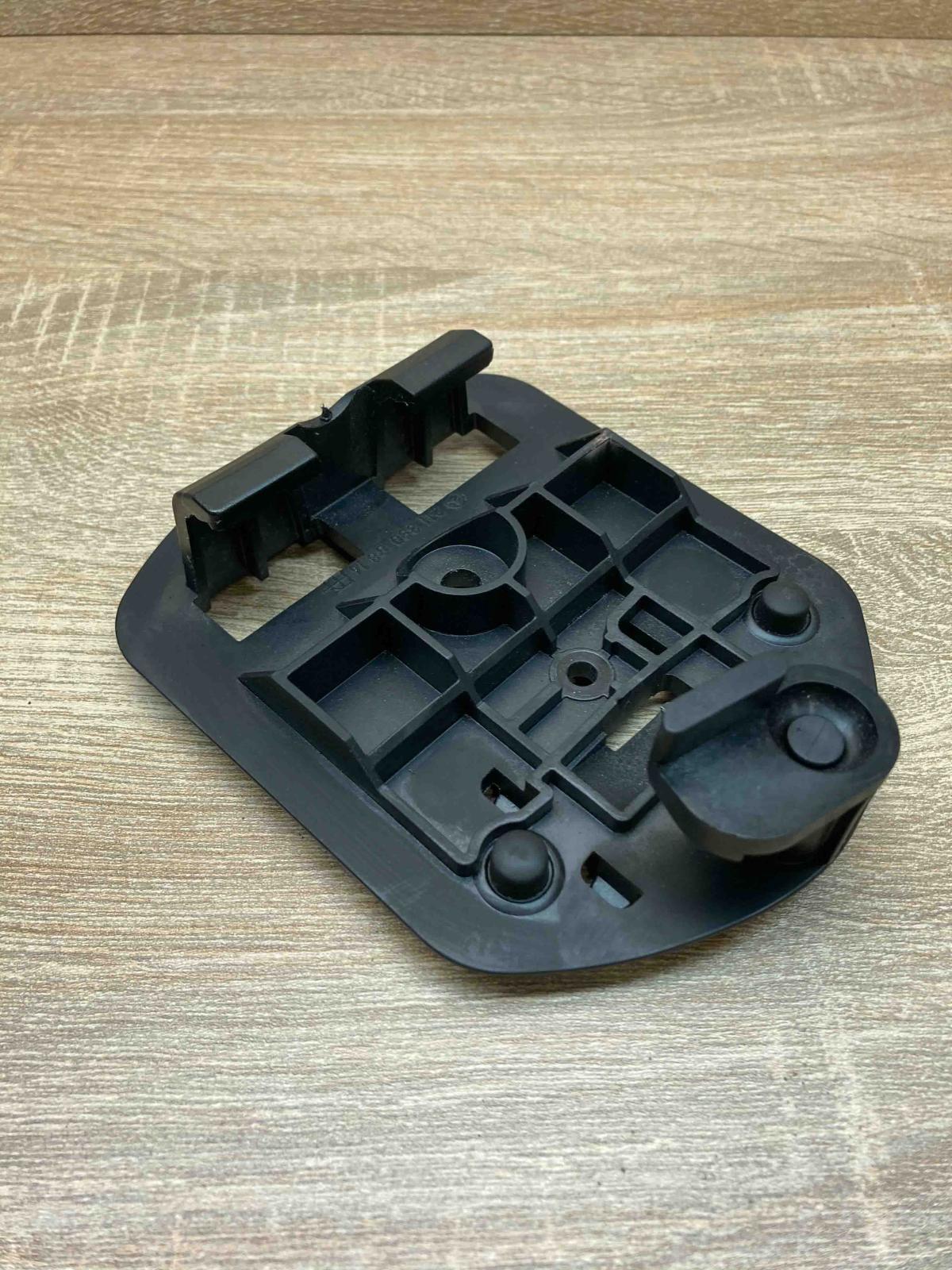 2118900814   Hazard Warning Triangle Mounting Bracket Mercedes-Benz E W211