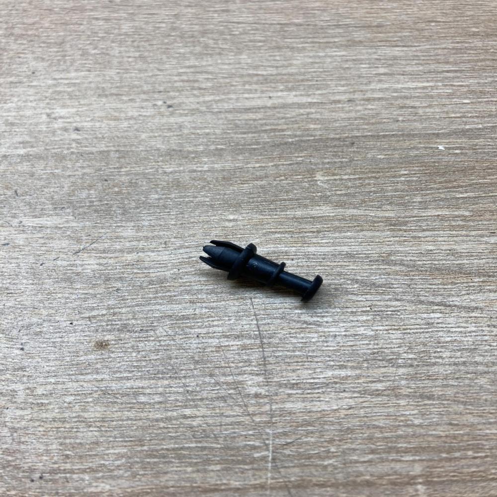 8P0862528  Audi Retainer for cover Other body part Audi Q5 SQ5