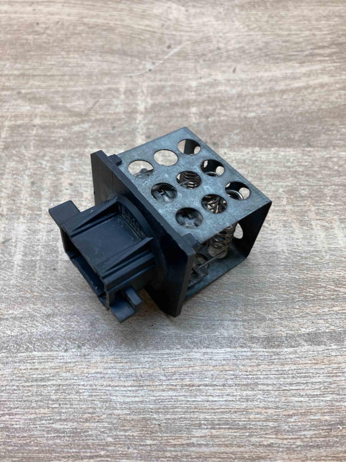 9C01U   Heater blower motor/fan resistor Renault Laguna I