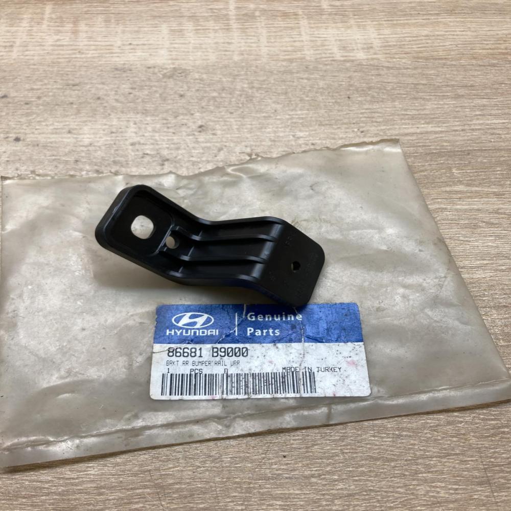 86681 B9000 86681B9000  Rear bumper mounting bracket Hyundai i10