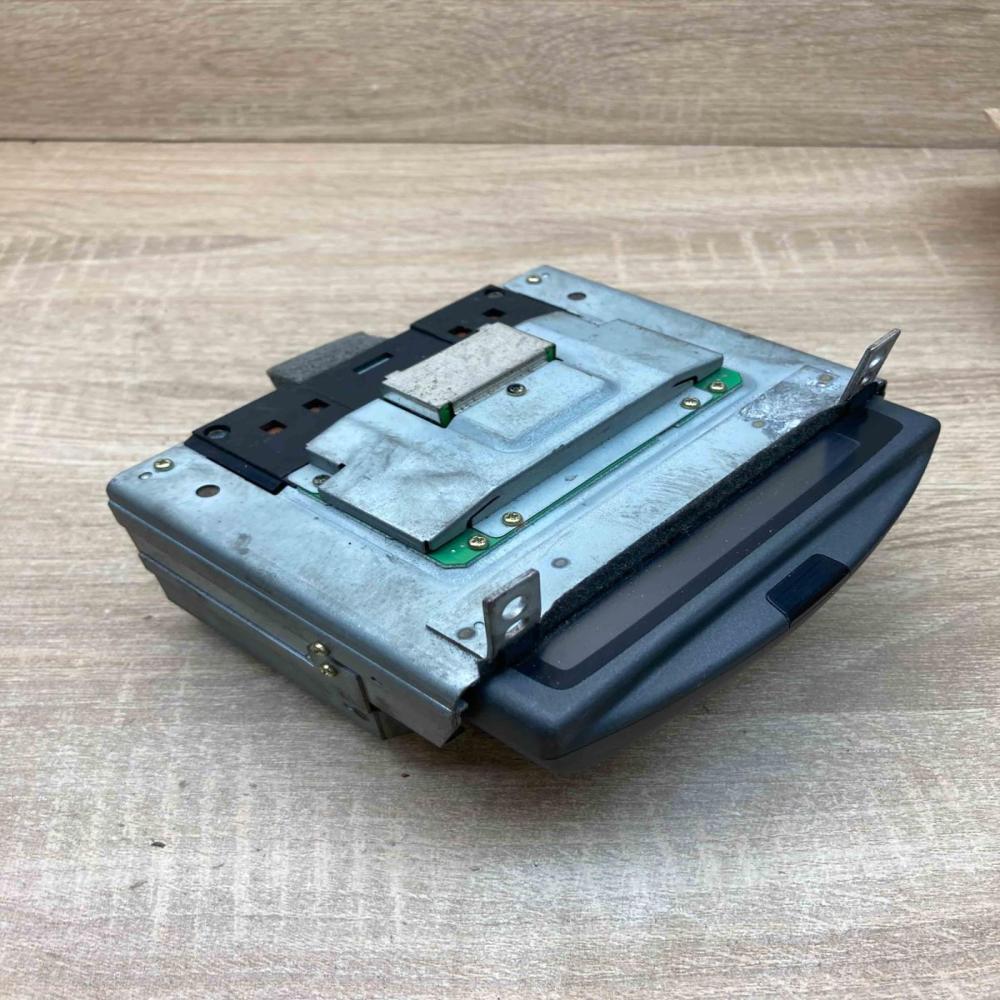 8622042 Y2580119A  Screen/display/small screen Volvo S80