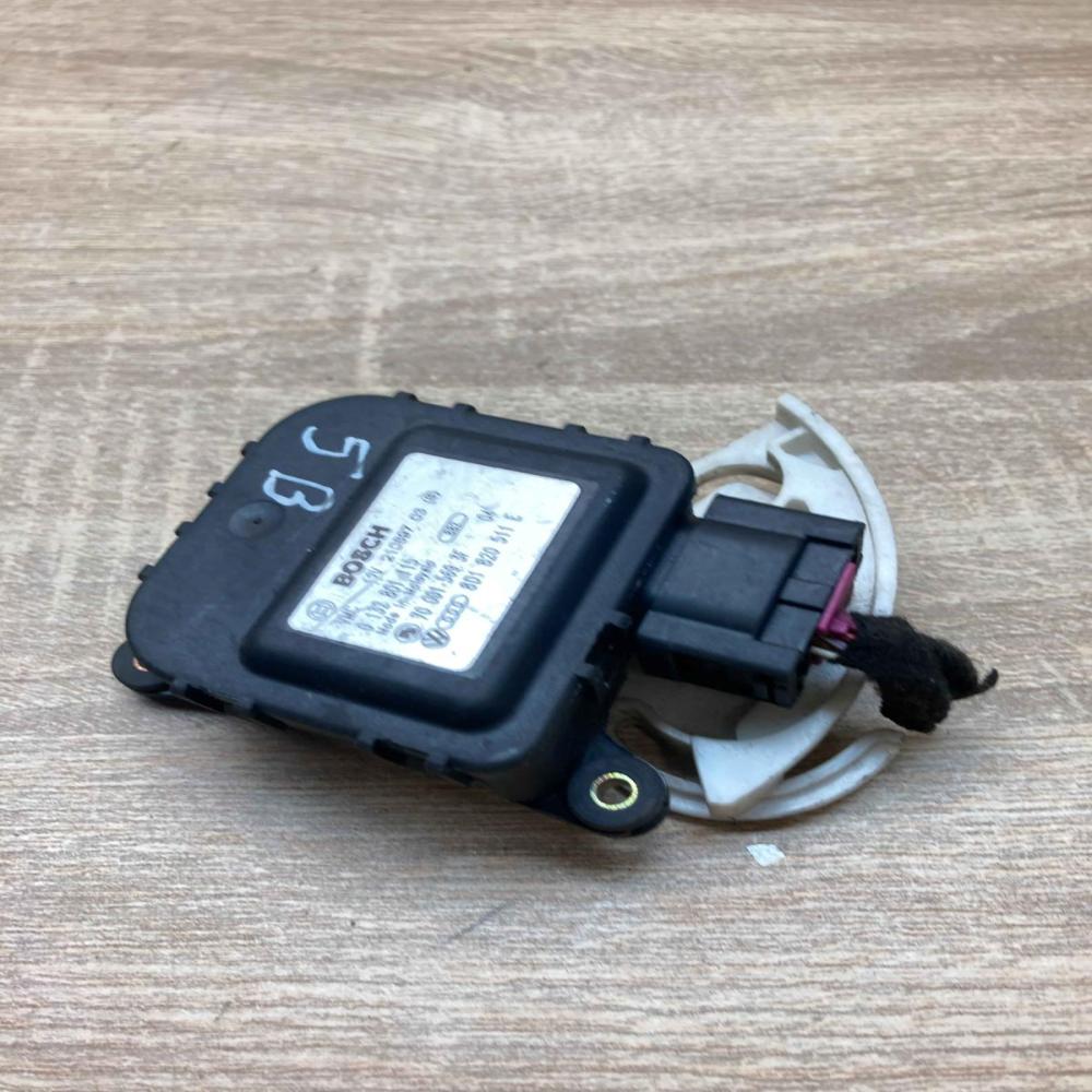 8D1820511E 0132801115 With Plug Air flap motor/actuator Volkswagen PASSAT B5