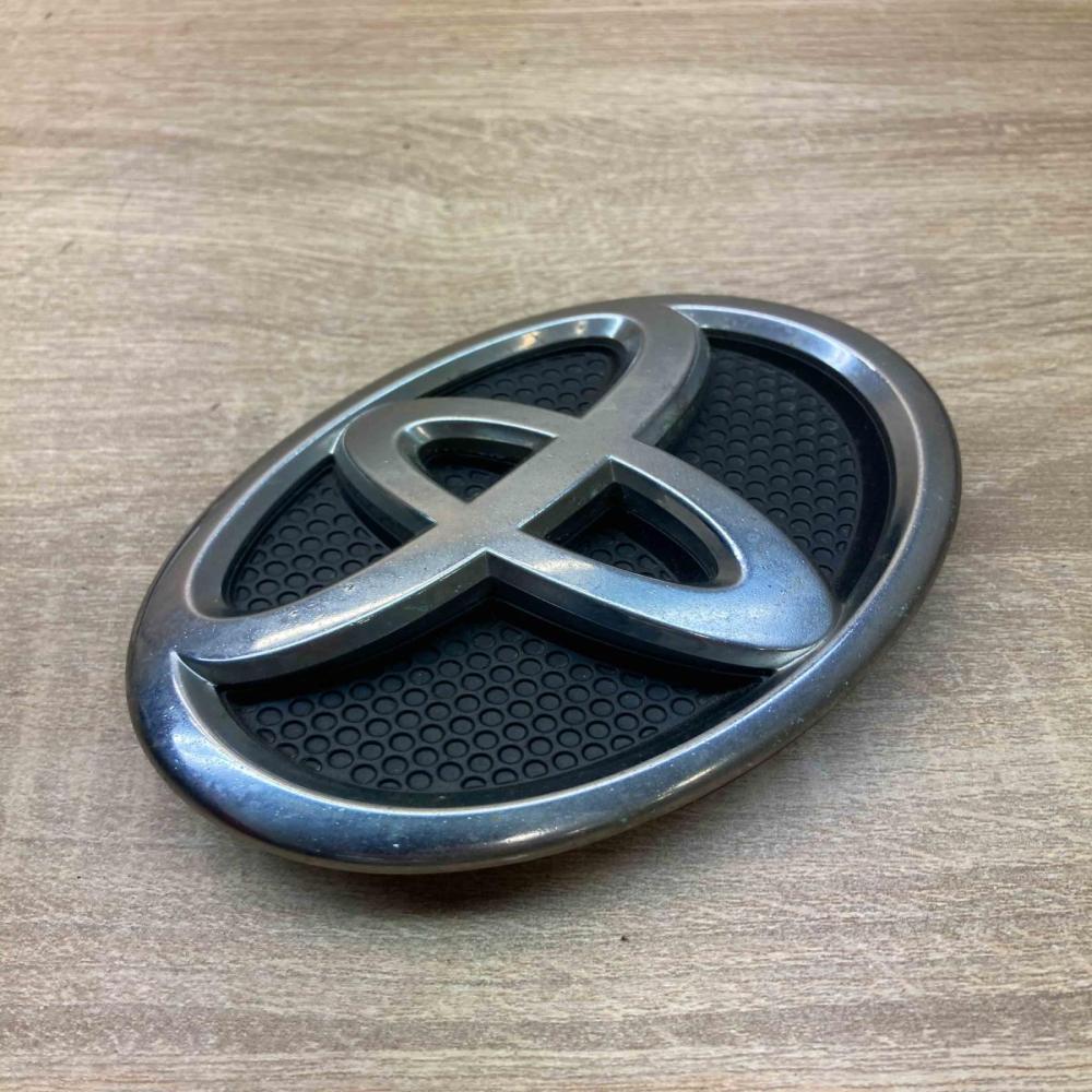 75301 05010   Manufacturer badge logo/emblem Toyota Avensis T250