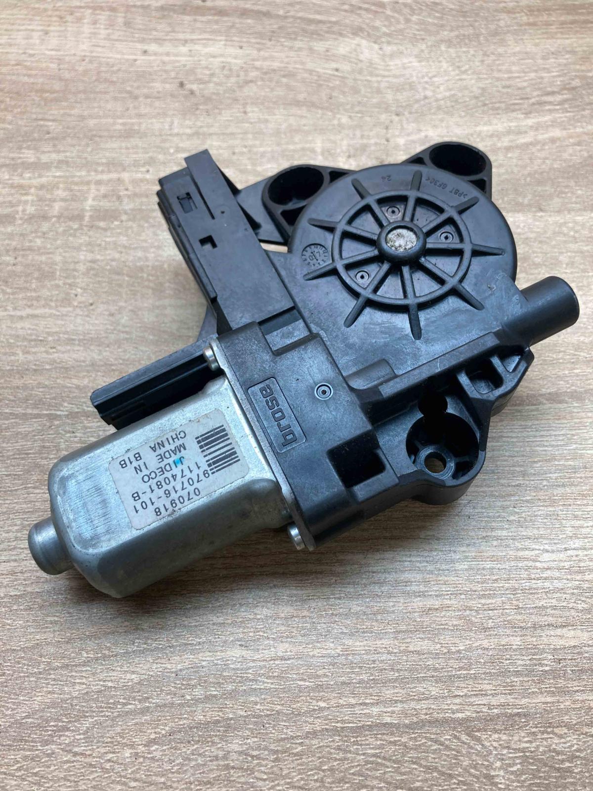 070918 970716 101  Rear door window regulator motor Volvo V70