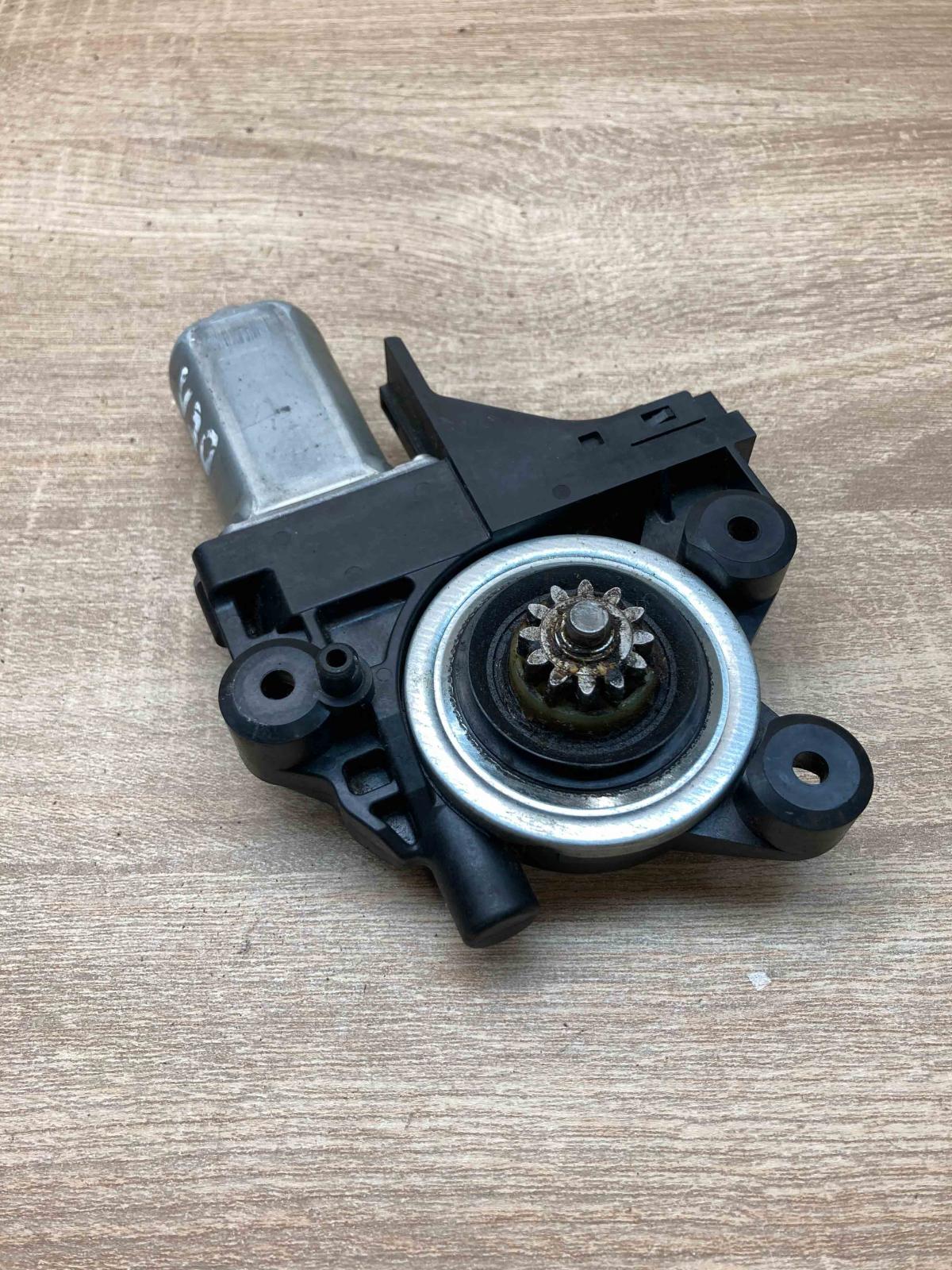 970714 10 1174077 A  Front door window regulator motor Volvo V70