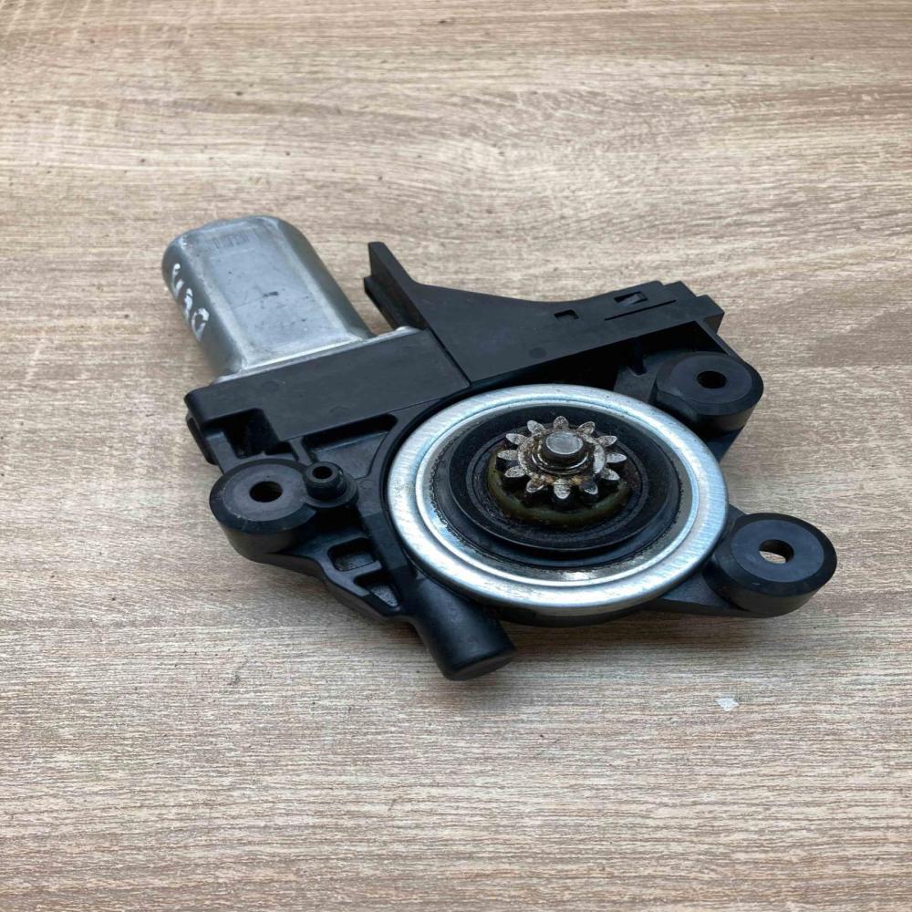 970714 10 1174077 A  Front door window regulator motor Volvo V70