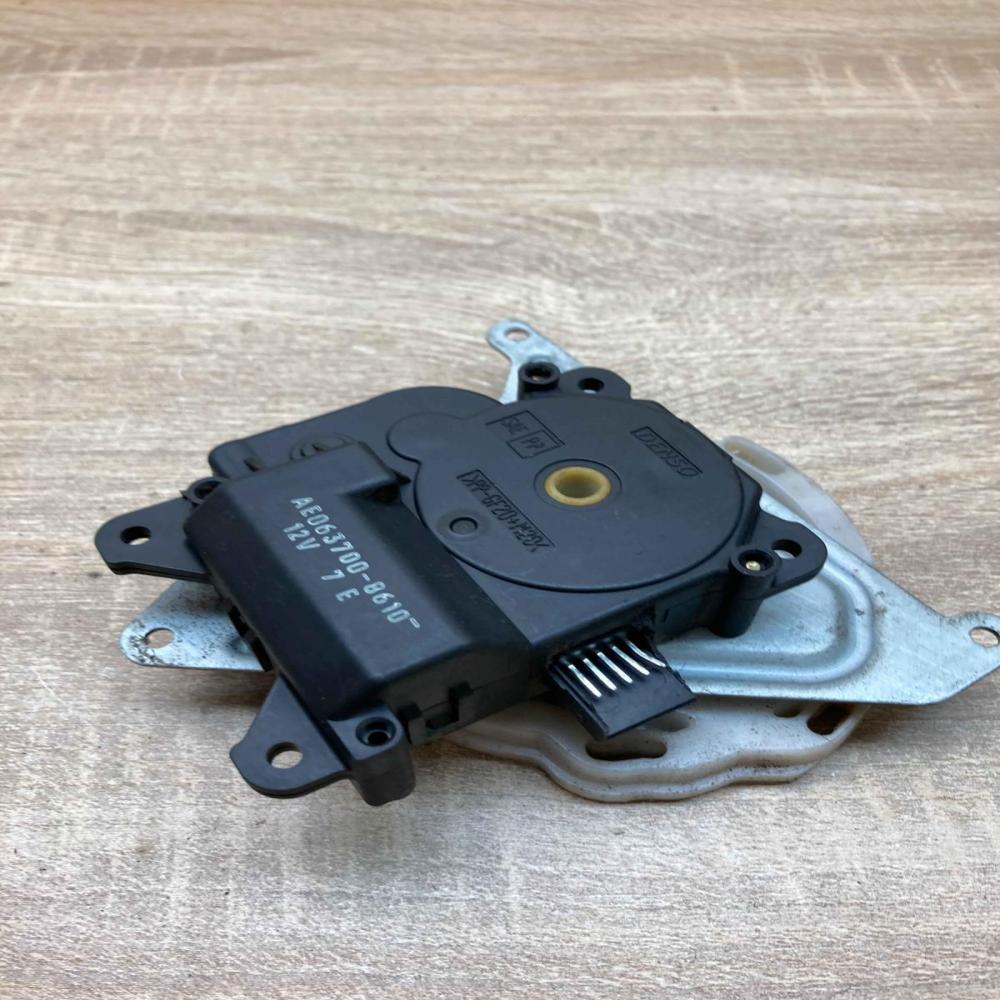 063700 8610 12V7E  Air flap motor/actuator Toyota Avensis Verso