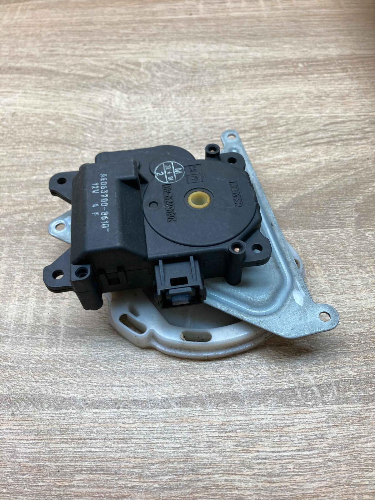 063700 8610 Used  Air flap motor/actuator Toyota Avensis Verso