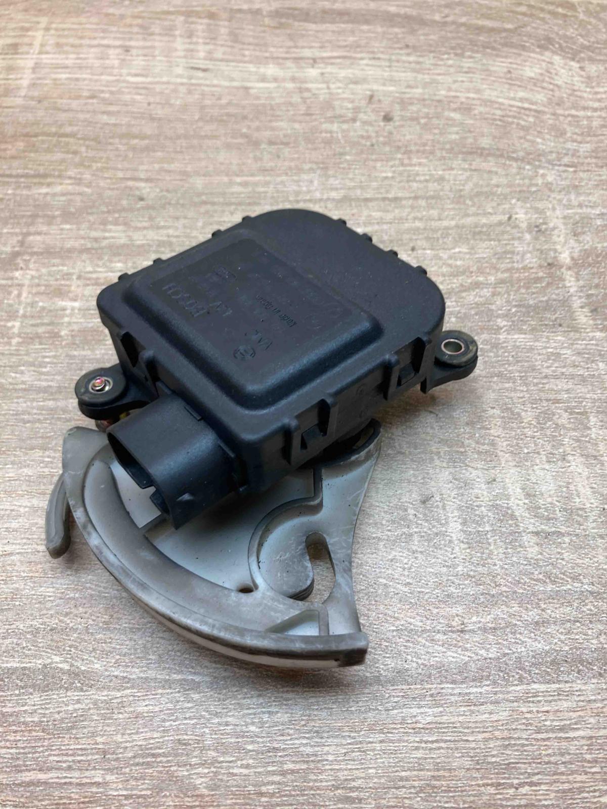 8D1820511E 0132801146  Air flap motor/actuator Volkswagen PASSAT B5