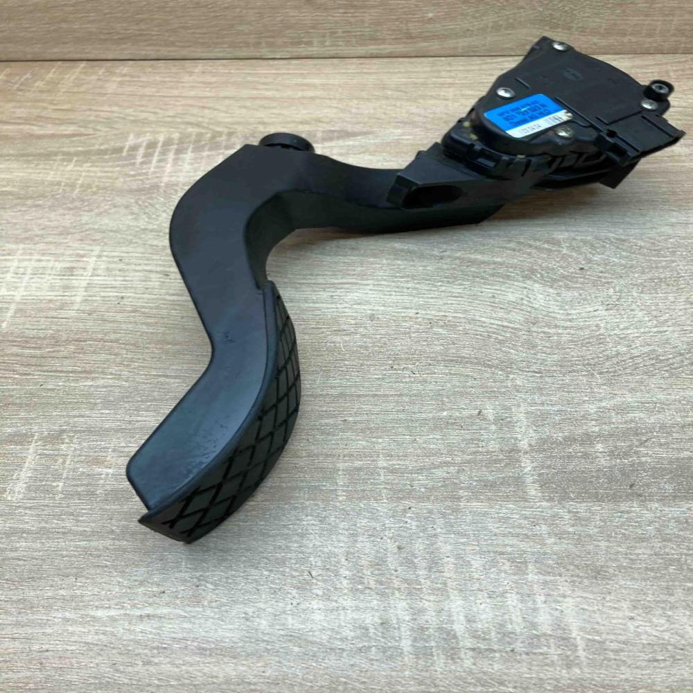 8D1723523N   Accelerator throttle pedal Volkswagen PASSAT B5.5