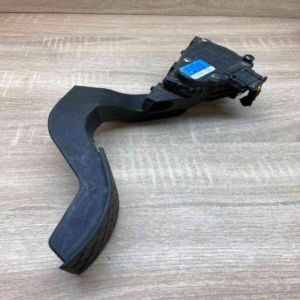 8D1723523M 6PV008376 With Plug Accelerator throttle pedal Volkswagen PASSAT B5.5