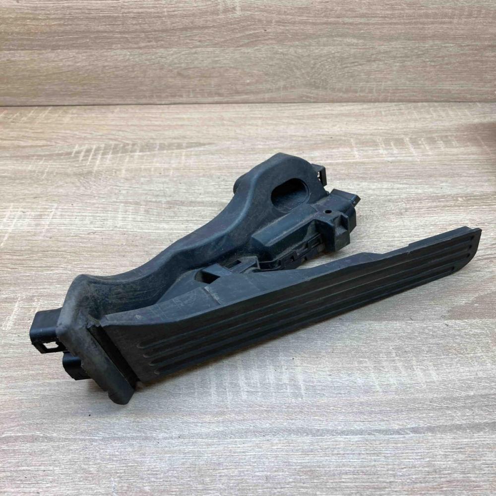 1K1721503P  With Plug Accelerator throttle pedal Skoda Octavia Mk2 (1Z)
