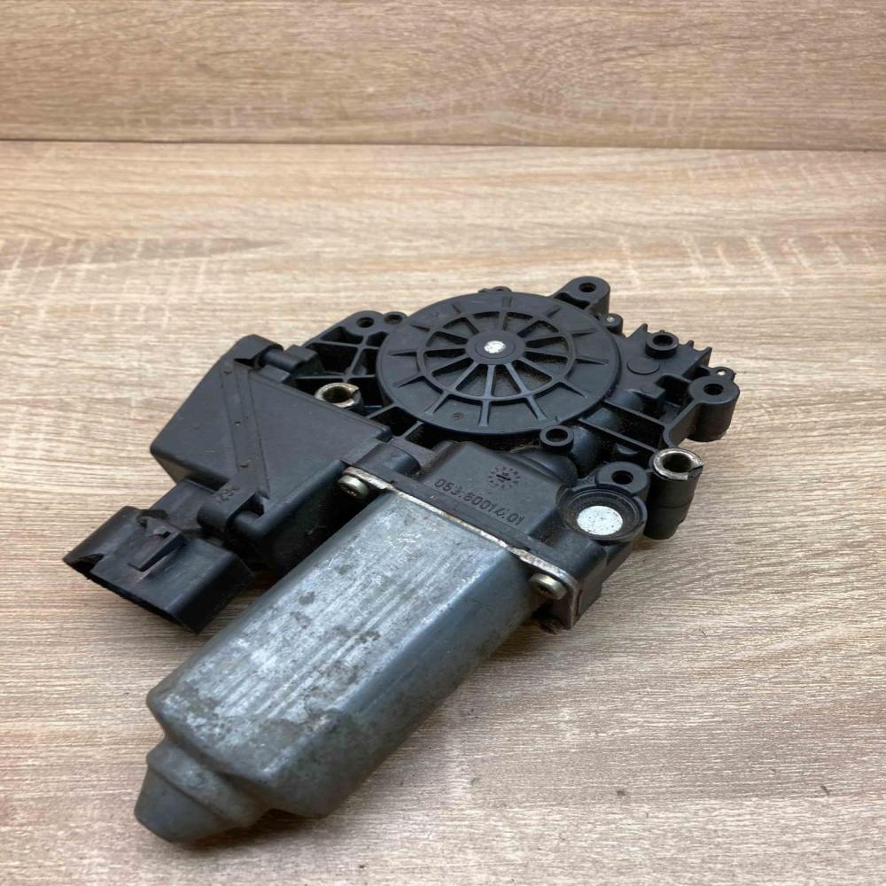 05071941 119024 114  Front door window regulator motor Audi A6 S6 C5 4B