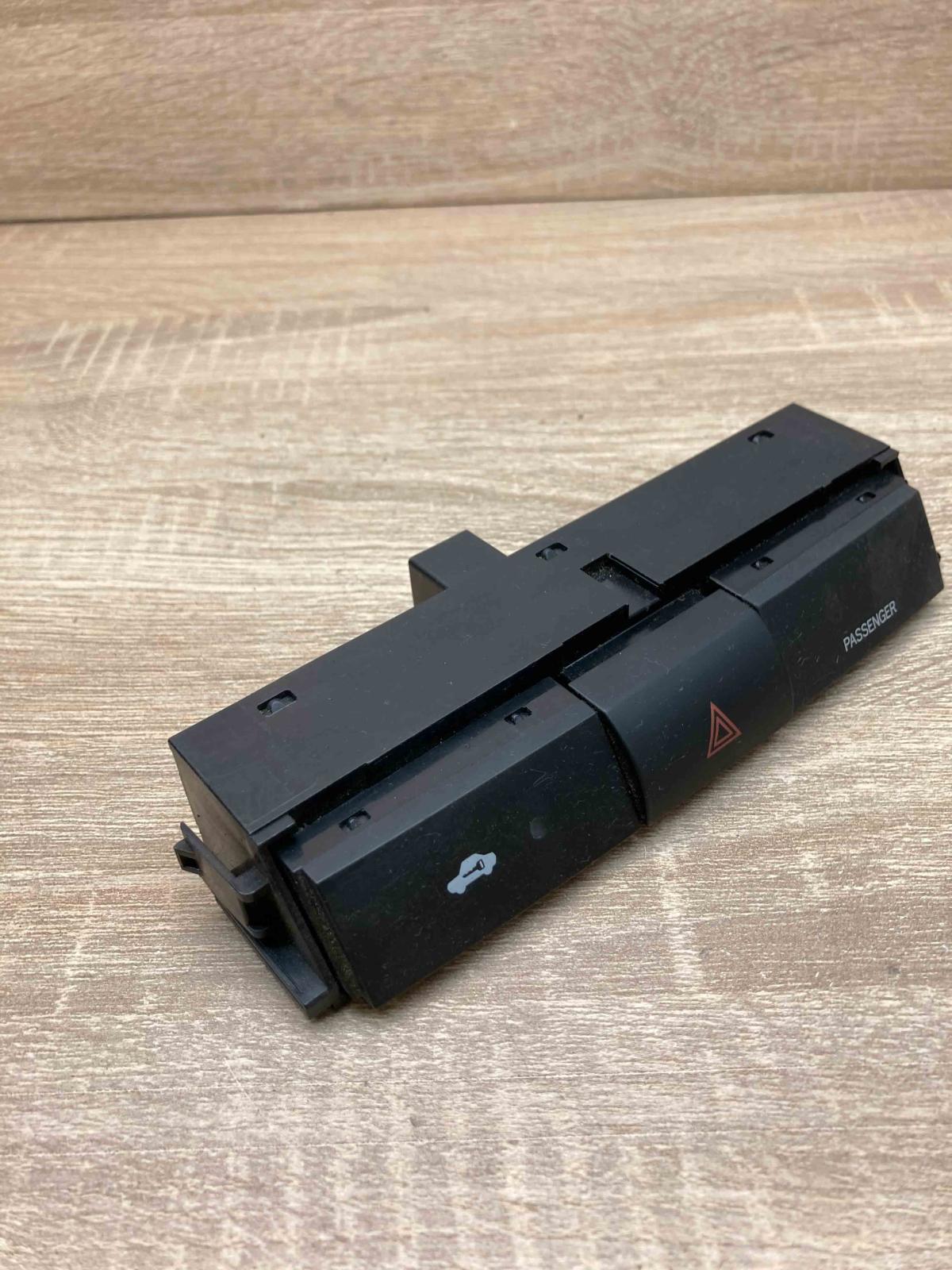 153965   Hazard light switch Toyota Corolla Verso AR10