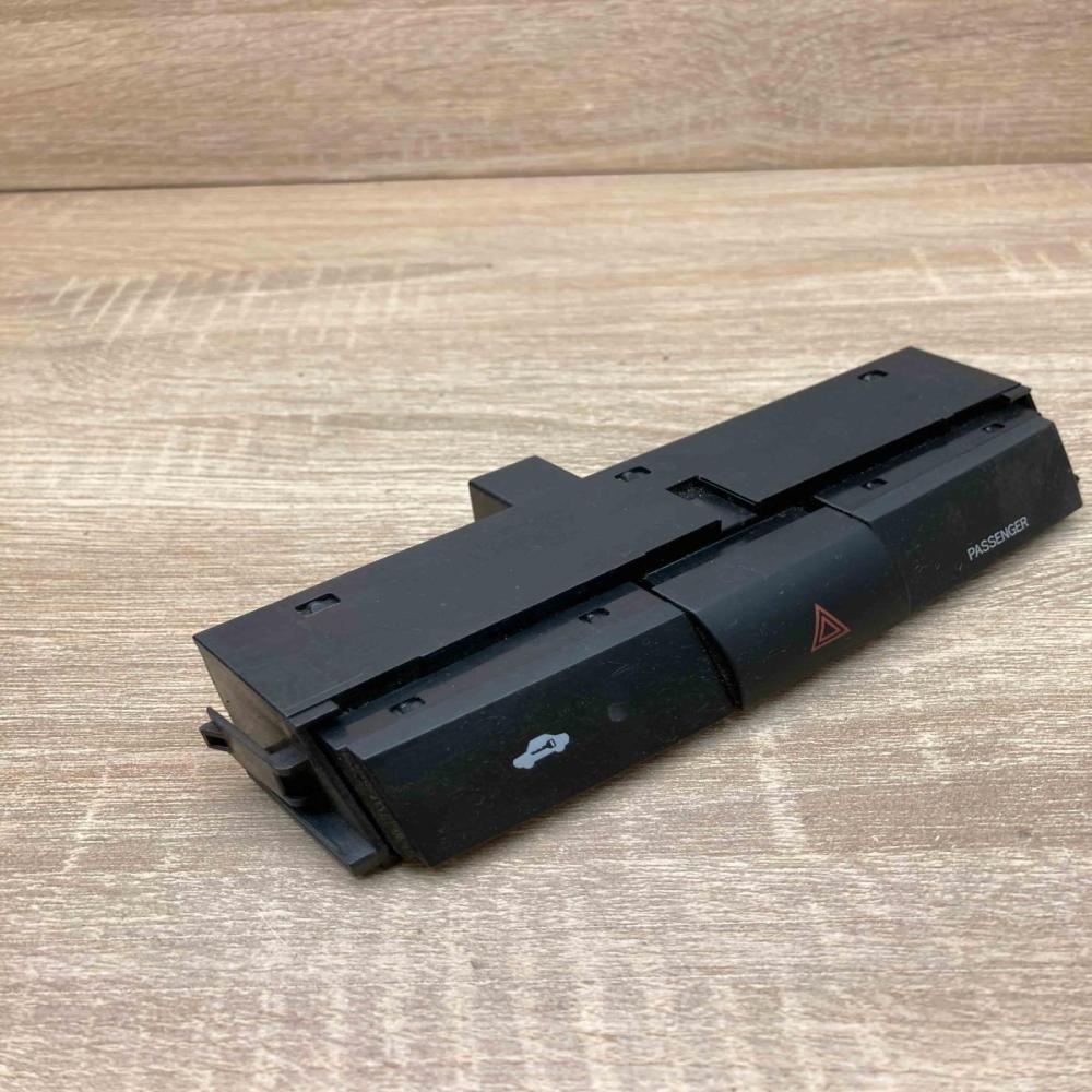 153965   Hazard light switch Toyota Corolla Verso AR10