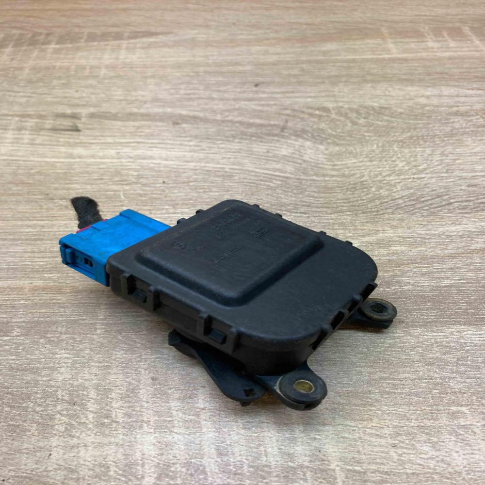 8D1820511B 0132801149 With Plug Air flap motor/actuator Skoda Superb B5 (3U)