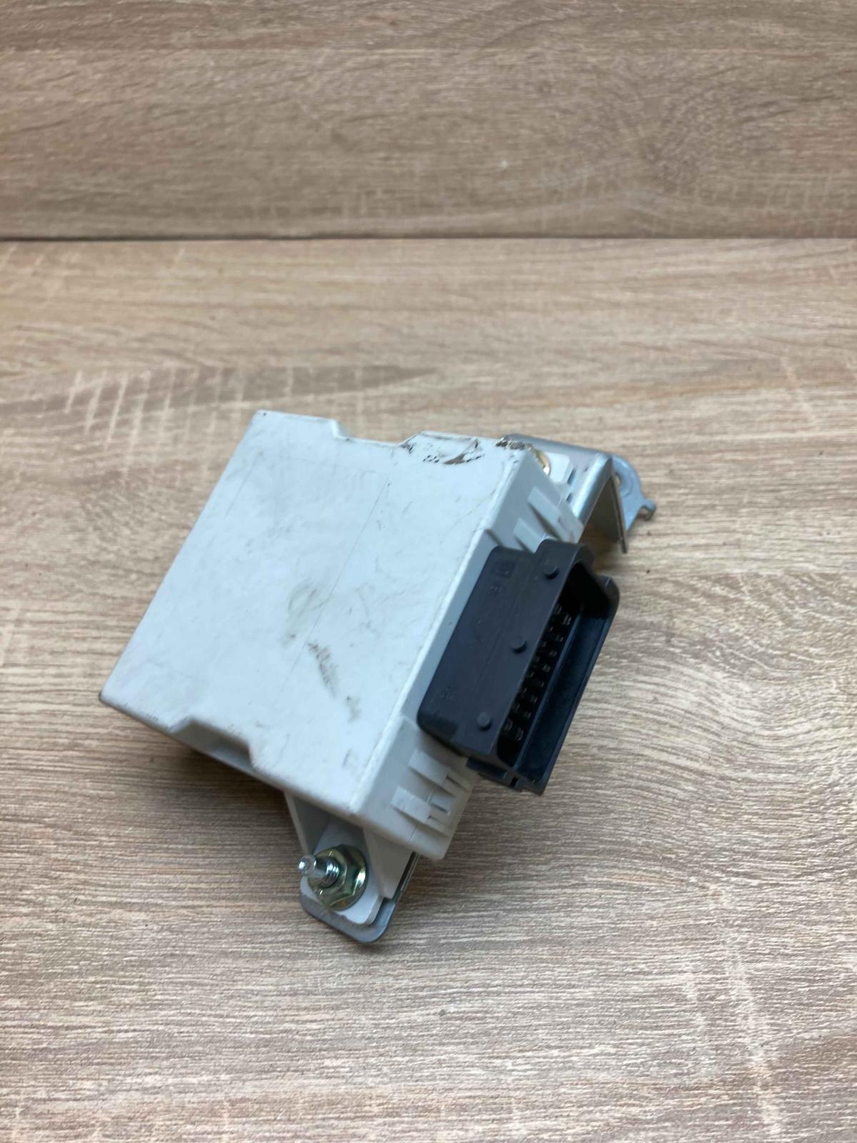 150696 85940 05020  Window wiper relay Toyota Avensis T250
