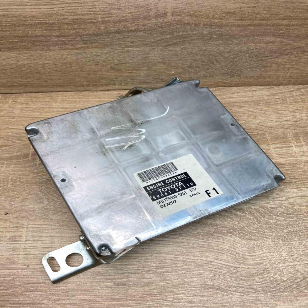 89661 0F110 MB175800 9261  Engine control unit/module ECU Toyota Corolla Verso A
