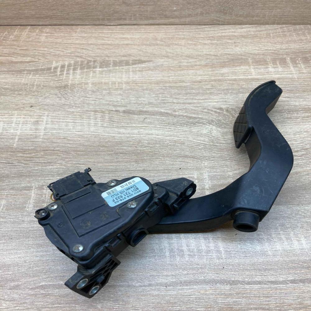 8D1721523F  With Plug Accelerator throttle pedal Volkswagen Passat Alltrack