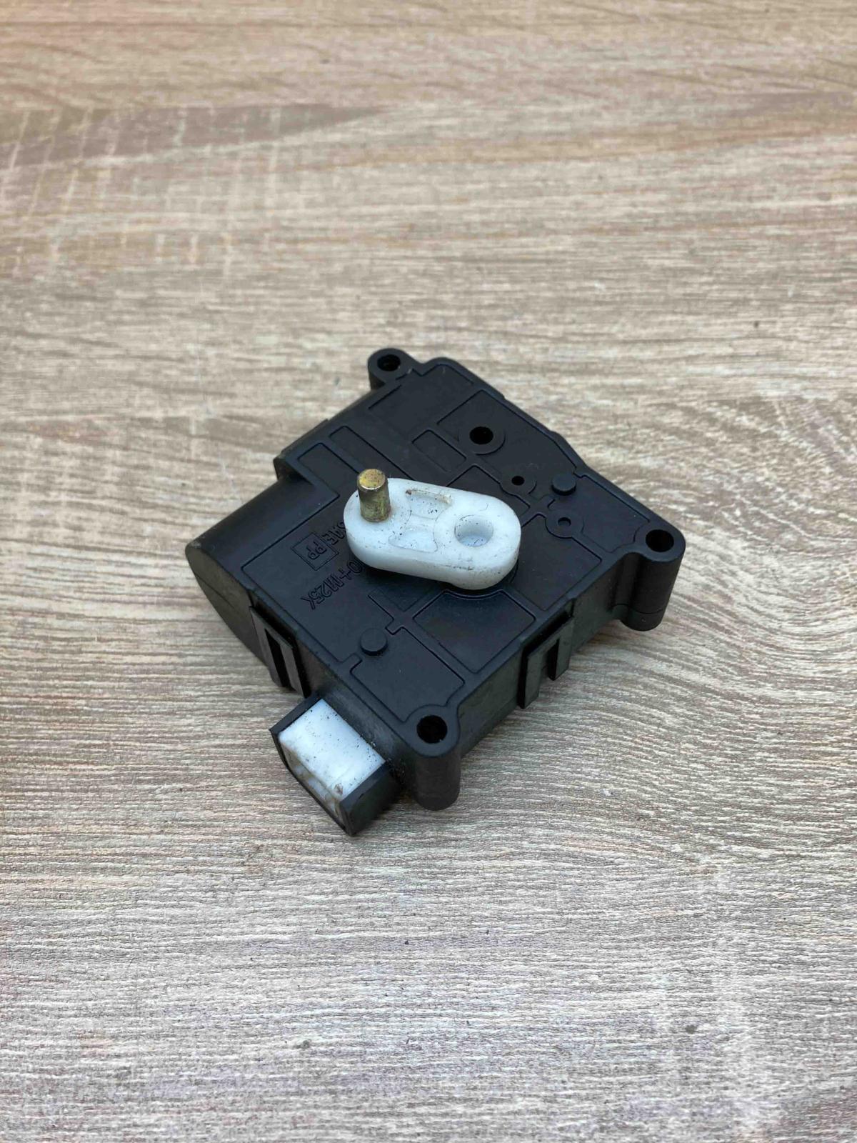 113800 2051   Air flap motor/actuator Toyota Corolla Verso AR10