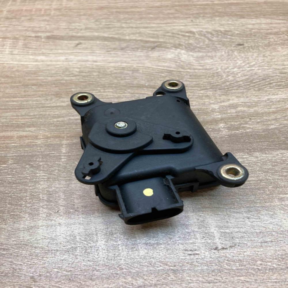 8D1820511B 0132801116  Air flap motor/actuator Volkswagen PASSAT B5.5