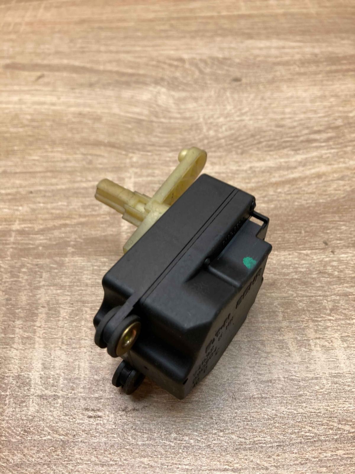 74932GMR   Air flap motor/actuator Volvo XC90