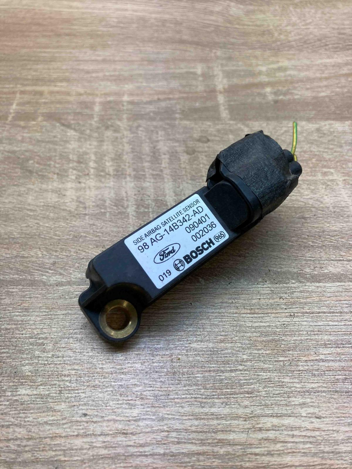 98AG14B342 AD  With Plug Airbag control unit/module Ford Focus