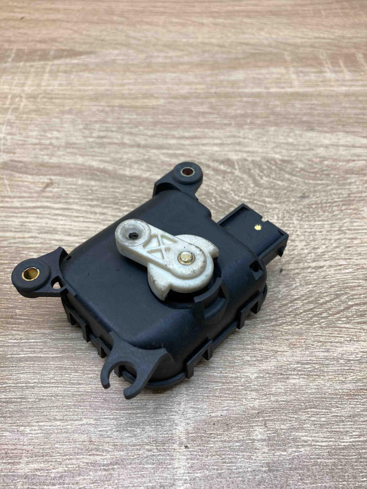 0132801137 116880 0550  Air flap motor/actuator Audi A6 S6 C5 4B