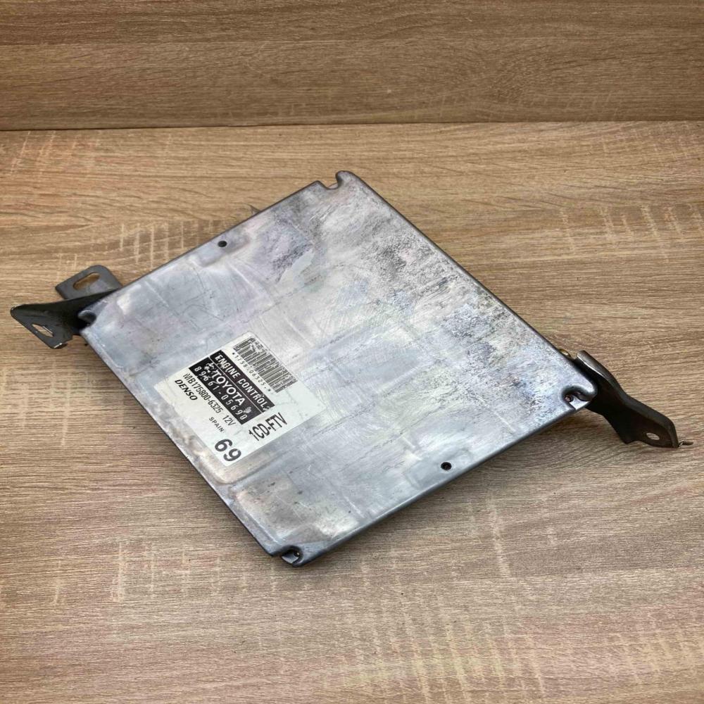 89661 05690 MB175800 6325  Engine control unit/module ECU Toyota Avensis T250